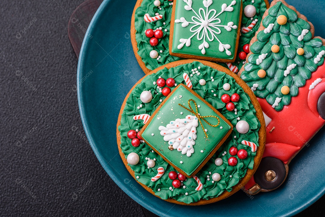 Lindos biscoitos de gengibre de Natal em uma placa cerâmica redonda sobre um fundo de concreto texturizado