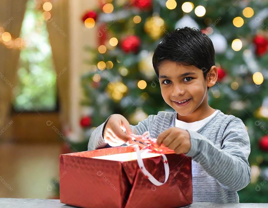 Criança asiática feliz desembrulhando um presente no natal