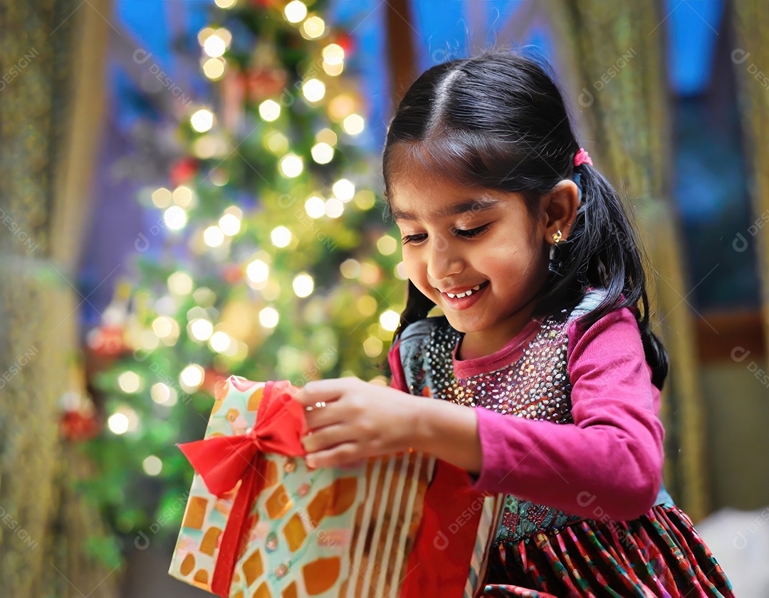 Criança asiática feliz desembrulhando um presente no natal