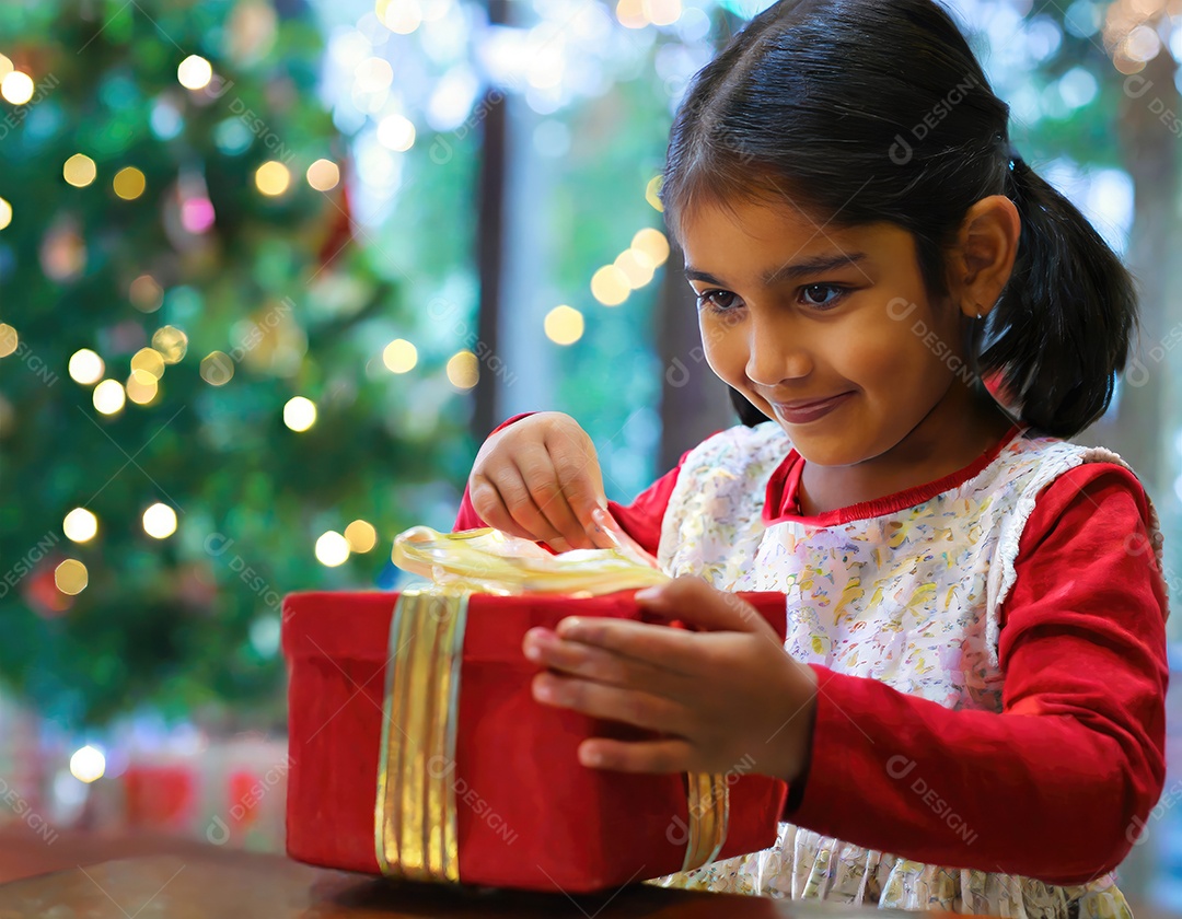 Criança asiática feliz desembrulhando um presente no natal