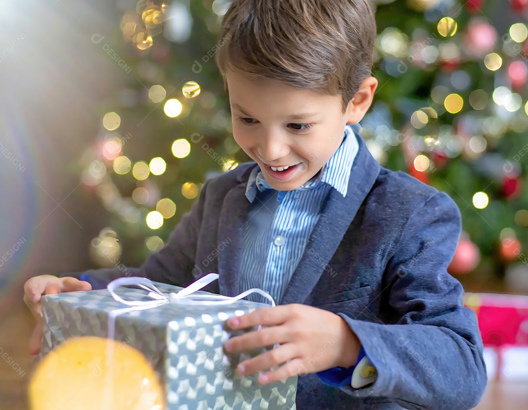 Criança asiática feliz desembrulhando um presente no natal