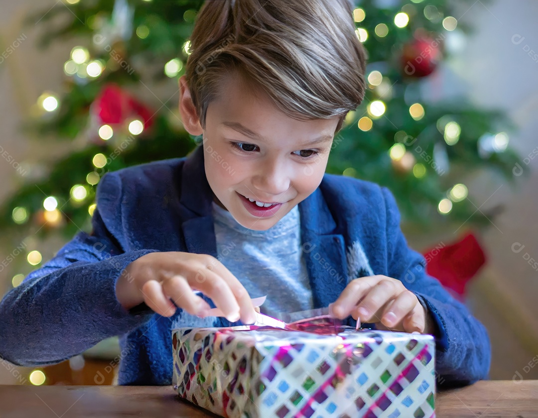 Criança asiática feliz desembrulhando um presente no natal