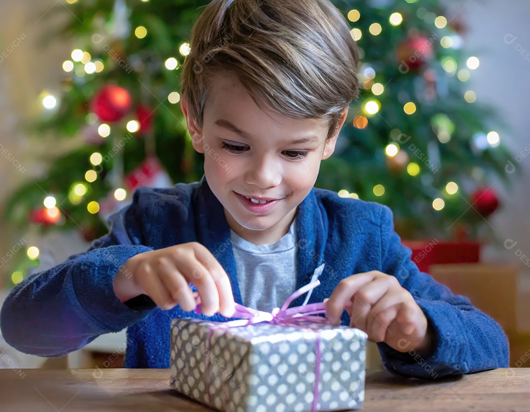Criança asiática feliz desembrulhando um presente no natal