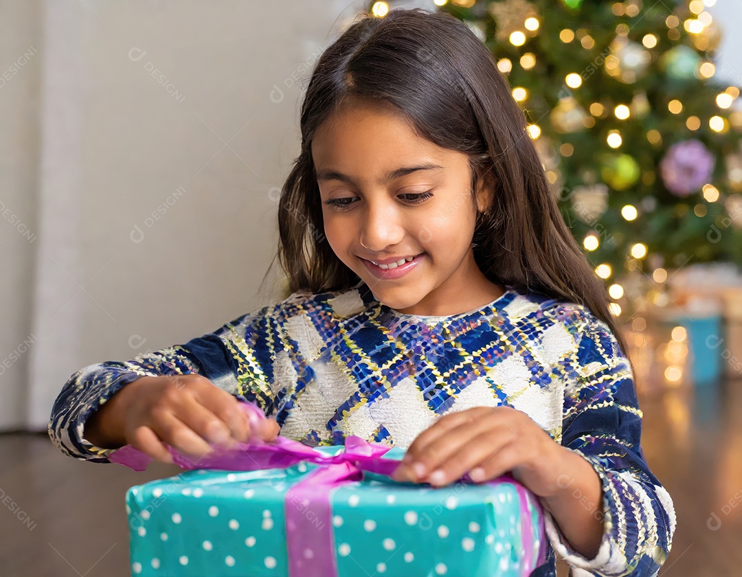 Criança asiática feliz desembrulhando um presente no natal