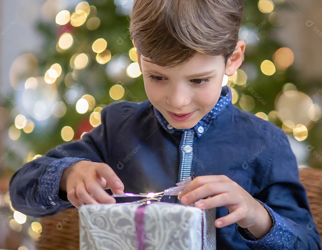 Criança asiática feliz desembrulhando um presente no natal