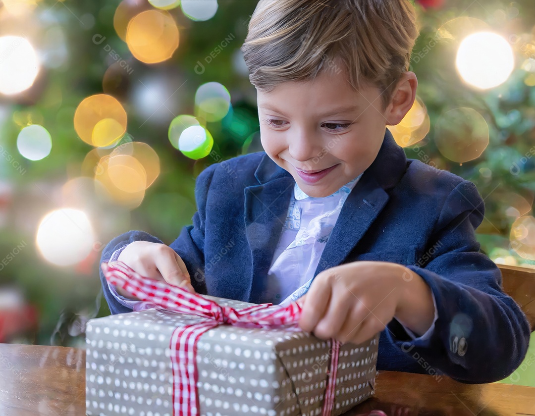 Criança asiática feliz desembrulhando um presente no natal
