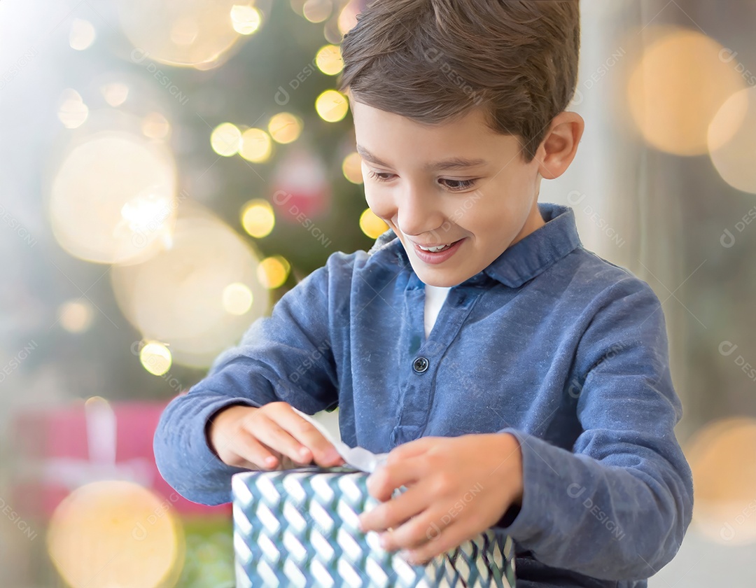 Criança asiática feliz desembrulhando um presente no natal