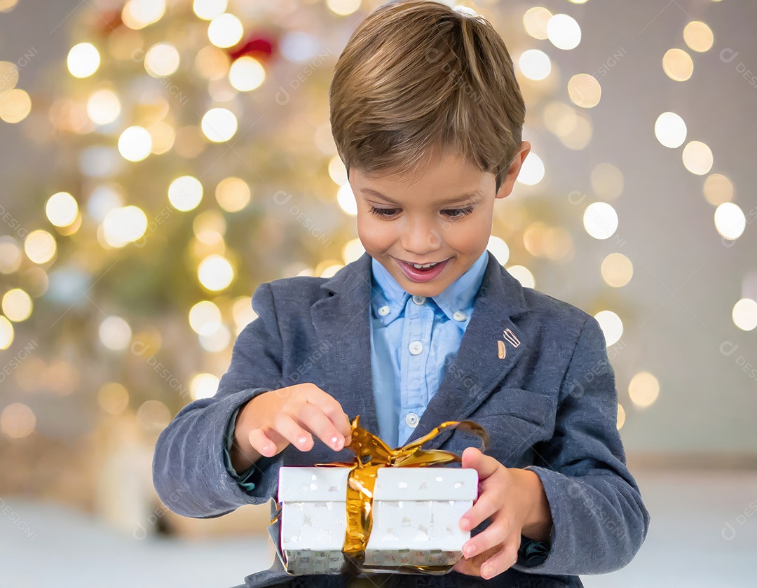 Criança asiática feliz desembrulhando um presente no natal
