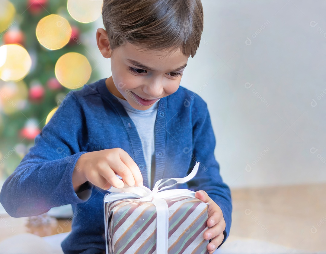 Criança asiática feliz desembrulhando um presente no natal