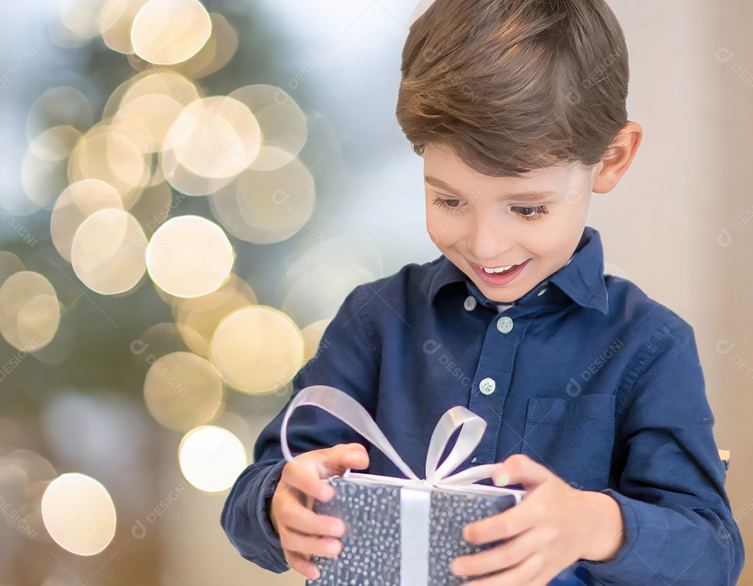 Garoto jovem abrindo seu presente de natal