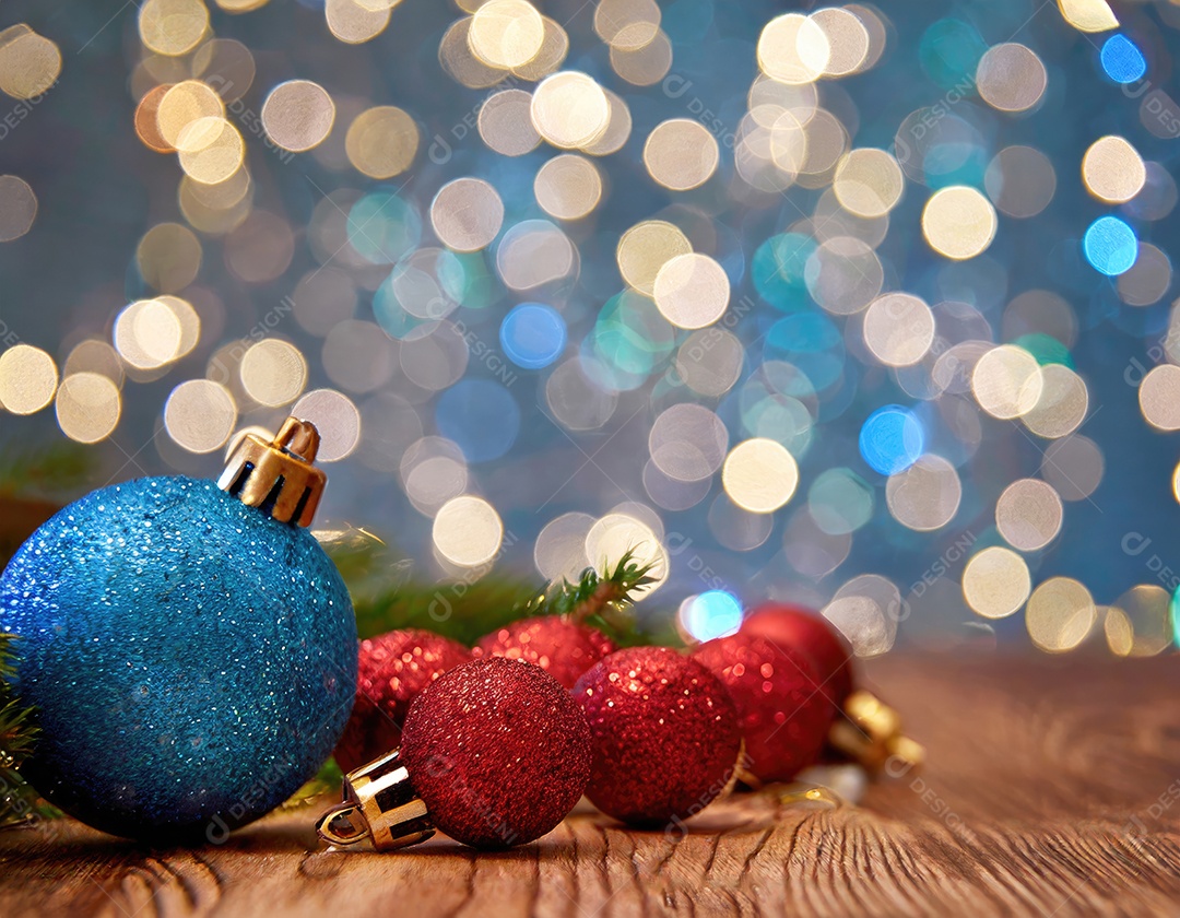 Brinquedo de árvore de Natal de Ano Novo, galhos de uma árvore de Natal, decorações de Ano Novo em um fundo de madeira.