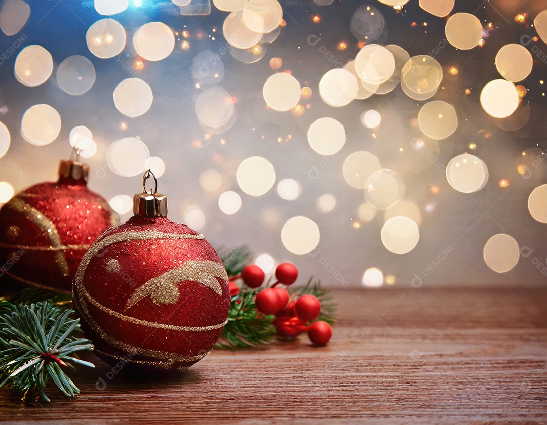 Brinquedo de árvore de Natal de Ano Novo, galhos de uma árvore de Natal, decorações de Ano Novo em um fundo de madeira.