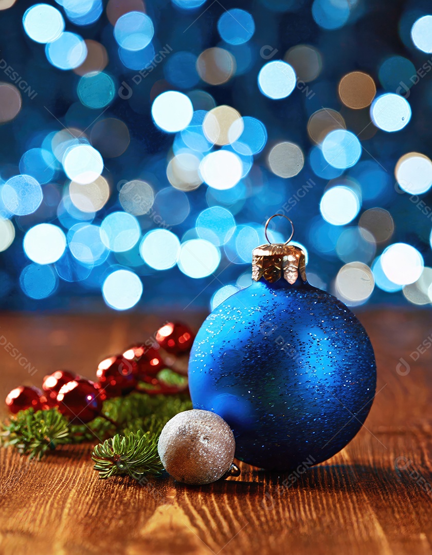 Brinquedo de árvore de Natal de Ano Novo, galhos de uma árvore de Natal, decorações de Ano Novo em um fundo de madeira.