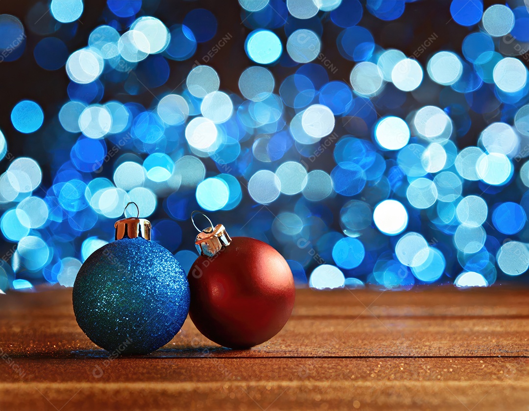 Brinquedo de árvore de Natal de Ano Novo, galhos de uma árvore de Natal, decorações de Ano Novo em um fundo de madeira.