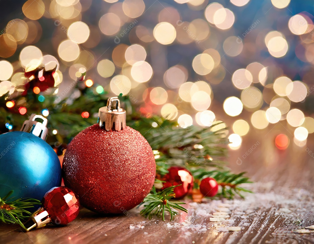 Brinquedo de árvore de Natal de Ano Novo, galhos de uma árvore de Natal, decorações de Ano Novo em um fundo de madeira.