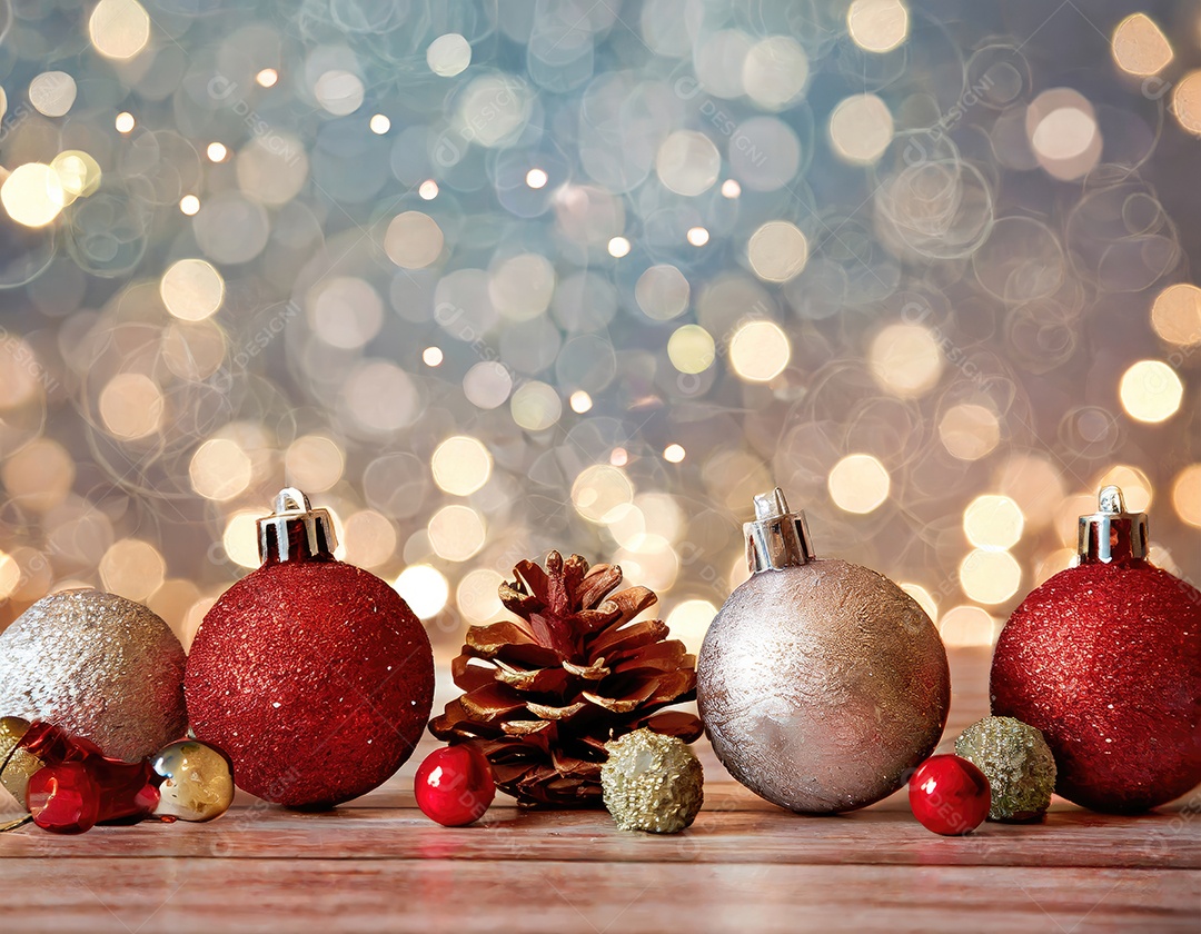 Brinquedo de árvore de Natal de Ano Novo, galhos de uma árvore de Natal, decorações de Ano Novo em um fundo de madeira.