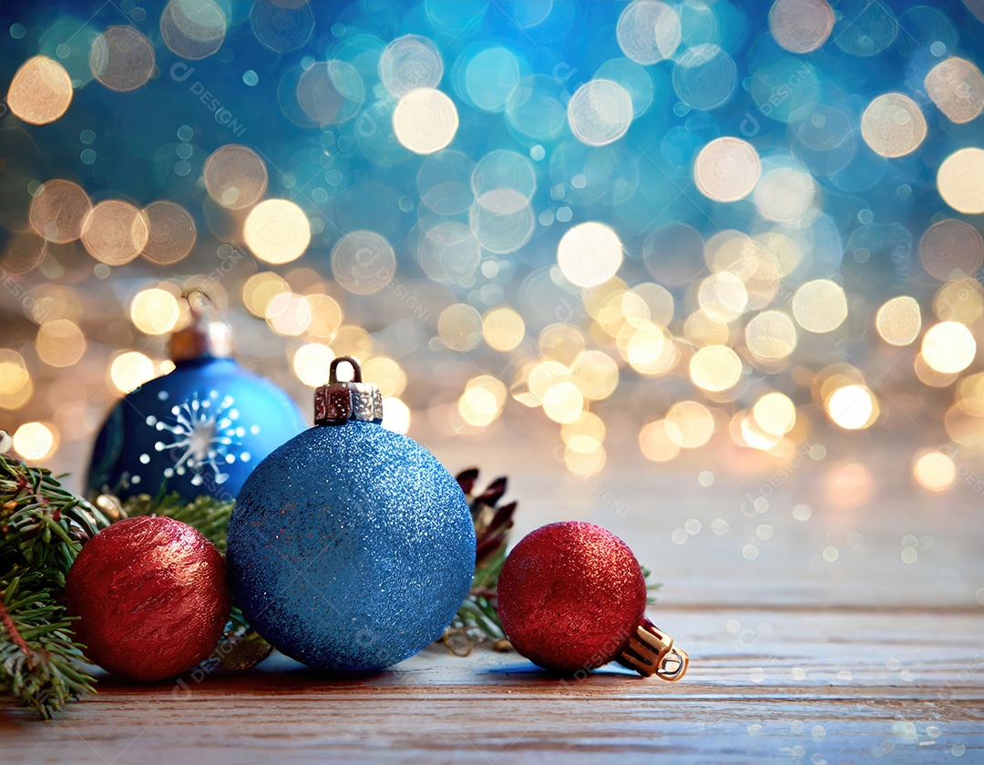 Brinquedo de árvore de Natal de Ano Novo, galhos de uma árvore de Natal, decorações de Ano Novo em um fundo de madeira.