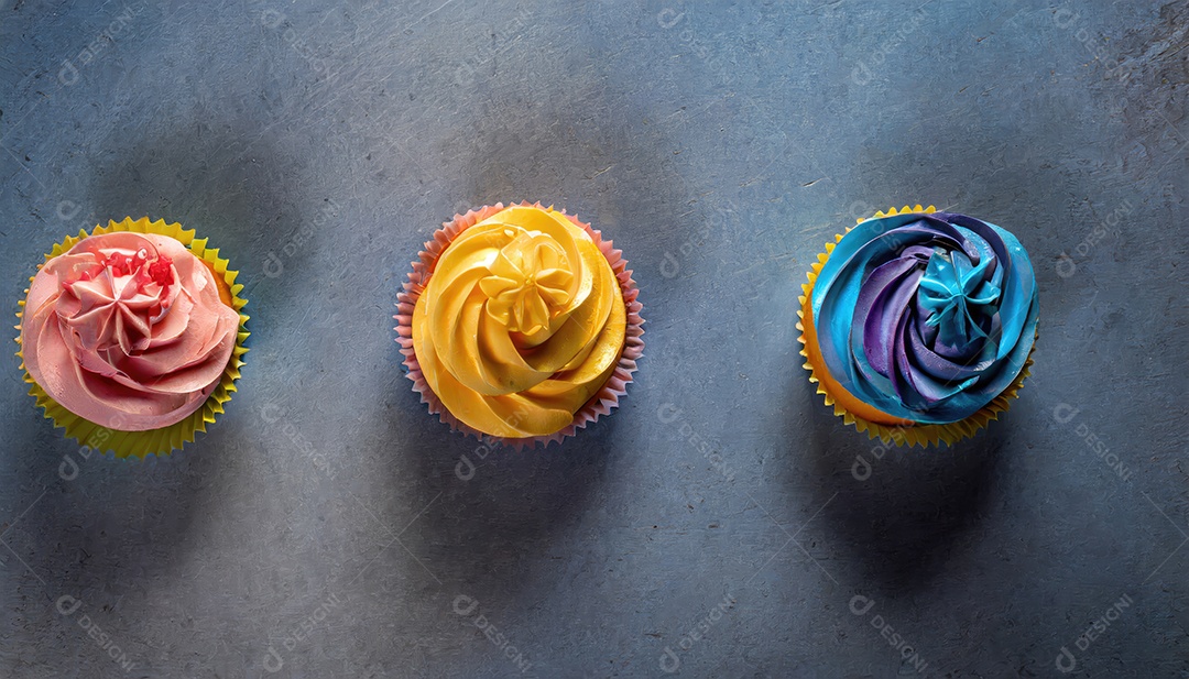 Bolinhos saborosos na mesa escura. Vista superior do bolo colorido
