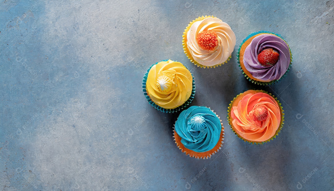 Bolinhos saborosos na mesa escura. Vista superior do bolo colorido
