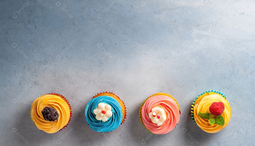 Bolinhos saborosos na mesa escura. Vista superior do bolo colorido