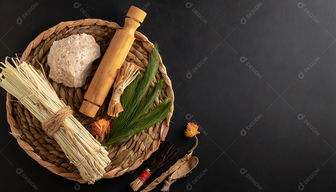 Artesanato feito à mão a partir de produtos naturais, cesto de vime, prato e cesto de bambu tecido, folha de vime trançada. Conceito ecológico e sustentável