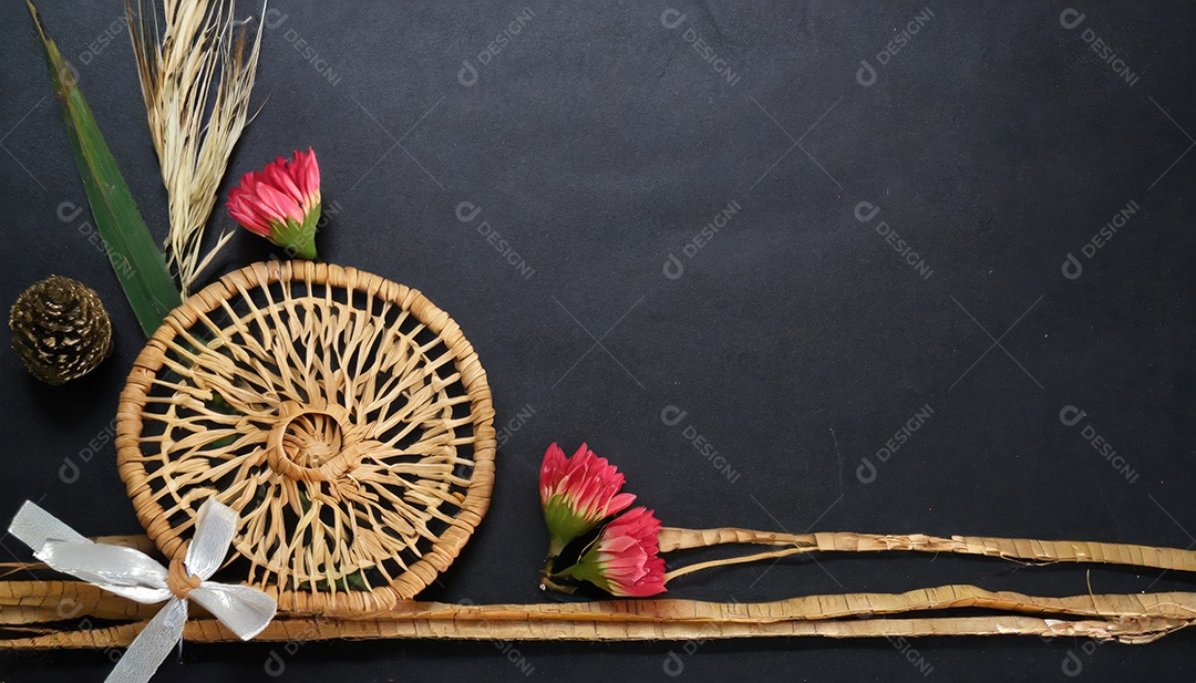 Artesanato feito à mão a partir de produtos naturais, cesto de vime, prato e cesto de bambu tecido, folha de vime trançada. Conceito ecológico e sustentável