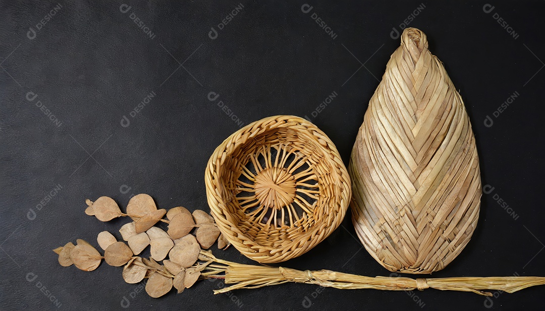 Artesanato feito à mão a partir de produtos naturais, cesto de vime, prato e cesto de bambu tecido, folha de vime trançada. Conceito ecológico e sustentável