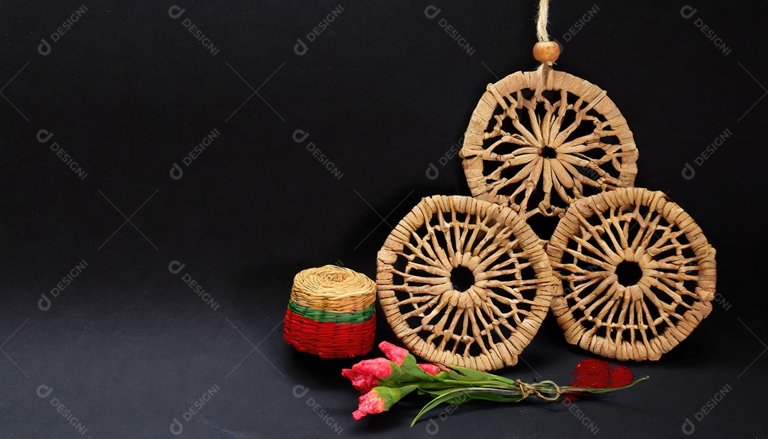 Artesanato feito à mão a partir de produtos naturais, cesto de vime, prato e cesto de bambu tecido, folha de vime trançada. Conceito ecológico e sustentável