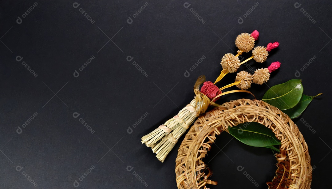 Artesanato feito à mão a partir de produtos naturais, cesto de vime, prato e cesto de bambu tecido, folha de vime trançada. Conceito ecológico e sustentável