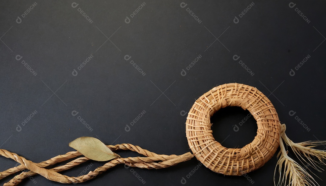 Artesanato feito à mão a partir de produtos naturais, cesto de vime, prato e cesto de bambu tecido, folha de vime trançada. Conceito ecológico e sustentável