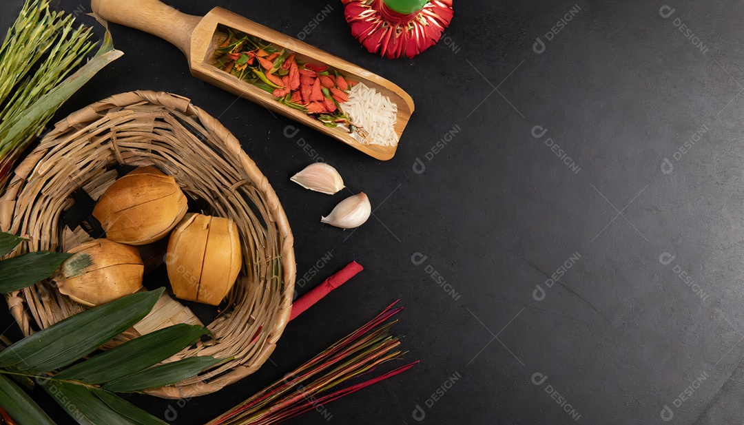 Artesanato feito à mão a partir de produtos naturais, cesto de vime, prato e cesto de bambu tecido, folha de vime trançada. Conceito ecológico e sustentável