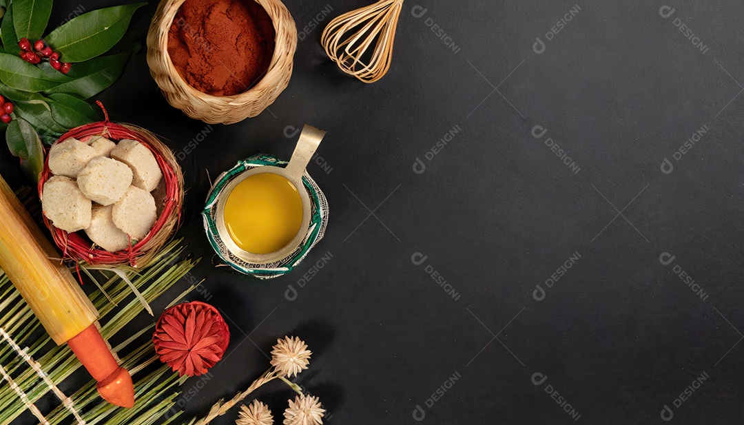 Artesanato feito à mão a partir de produtos naturais, cesto de vime, prato e cesto de bambu tecido, folha de vime trançada. Conceito ecológico e sustentável