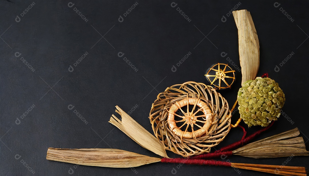 Artesanato feito à mão a partir de produtos naturais, cesto de vime, prato e cesto de bambu tecido, folha de vime trançada. Conceito ecológico e sustentável