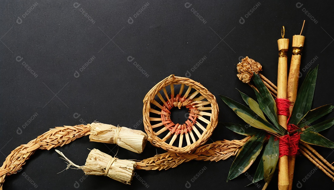 Artesanato feito à mão a partir de produtos naturais, cesto de vime, prato e cesto de bambu tecido, folha de vime trançada. Conceito ecológico e sustentável