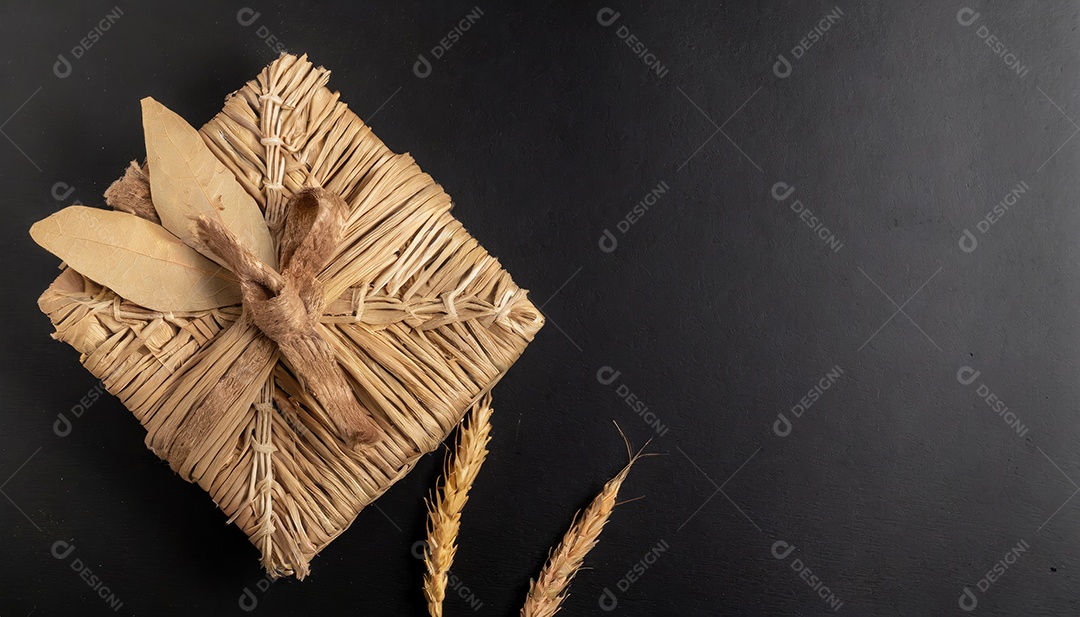 Artesanato feito à mão a partir de produtos naturais, cesto de vime, prato e cesto de bambu tecido, folha de vime trançada. Conceito ecológico e sustentável