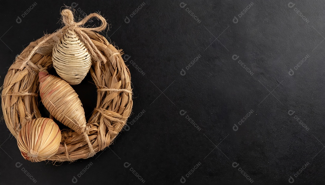 Artesanato feito à mão a partir de produtos naturais, cesto de vime, prato e cesto de bambu tecido, folha de vime trançada. Conceito ecológico e sustentável