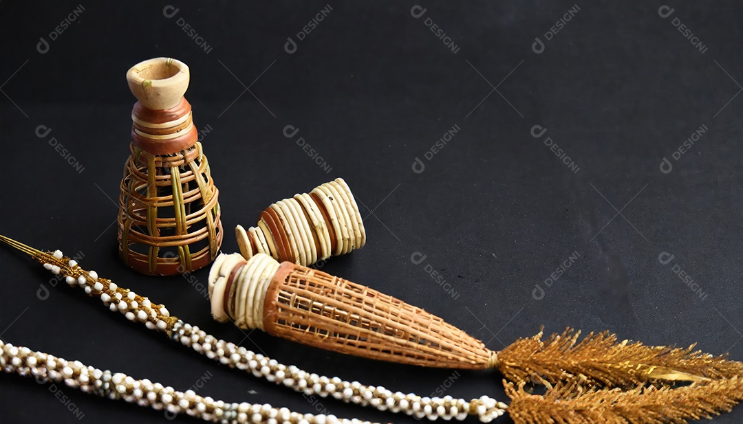 Artesanato feito à mão a partir de produtos naturais, cesto de vime, prato e cesto de bambu tecido, folha de vime trançada.