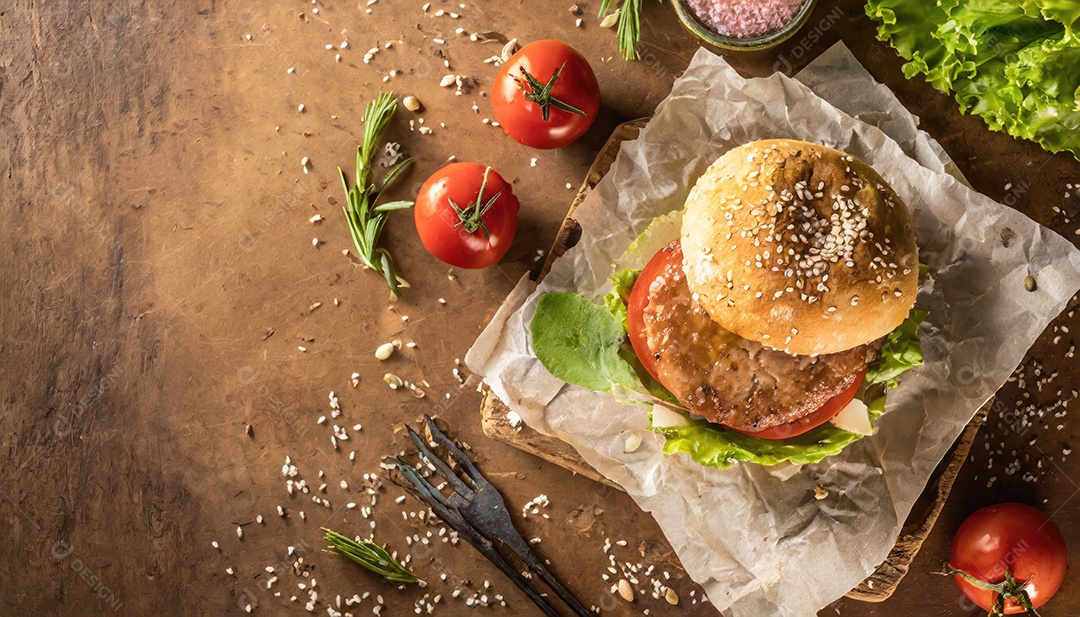Um suculento hambúrguer, artesão, rústico