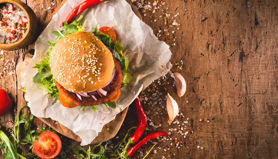 Um suculento hambúrguer, artesão, rústico