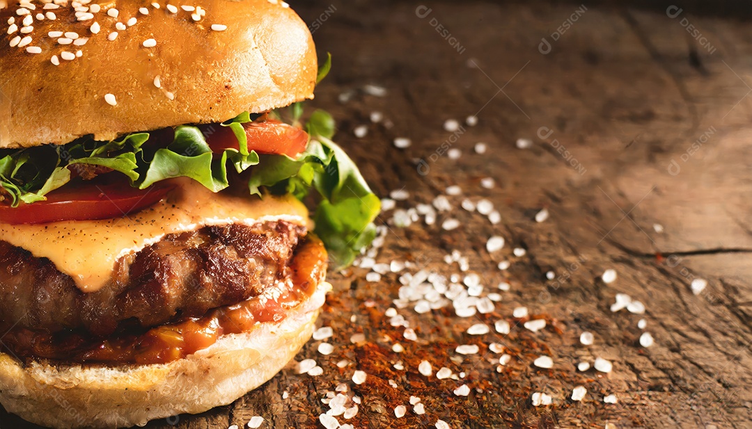 Um suculento hambúrguer, artesão, rústico