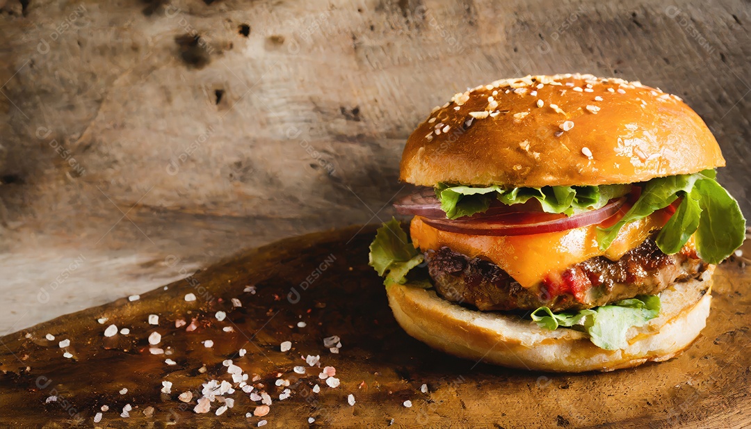 Um suculento hambúrguer, artesão, rústico