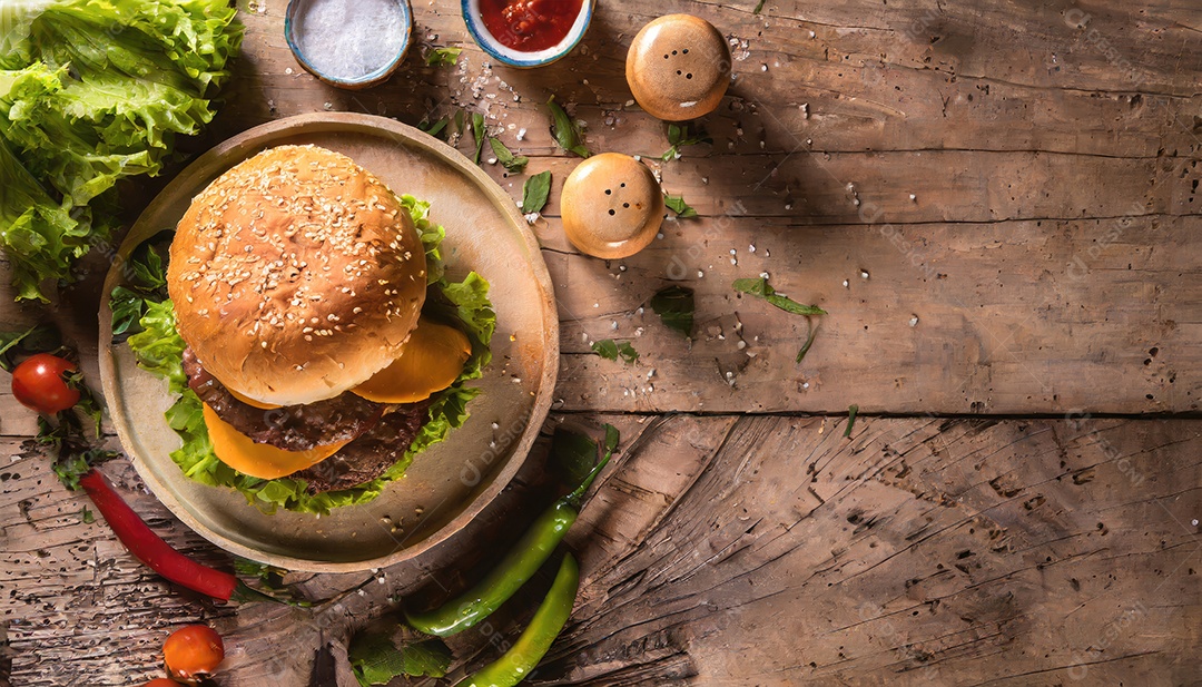 Um suculento hambúrguer, artesão, rústico