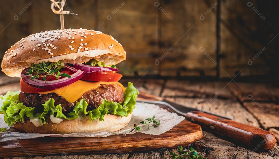 Hambúrguer suculento, artesão, rústico