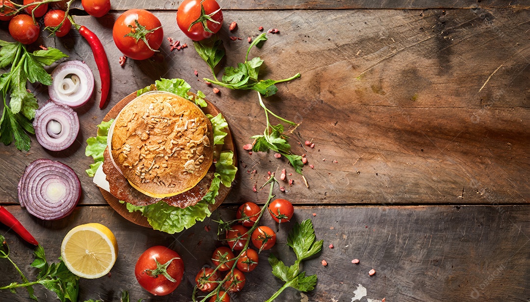 Hambúrguer suculento, artesão, rústico