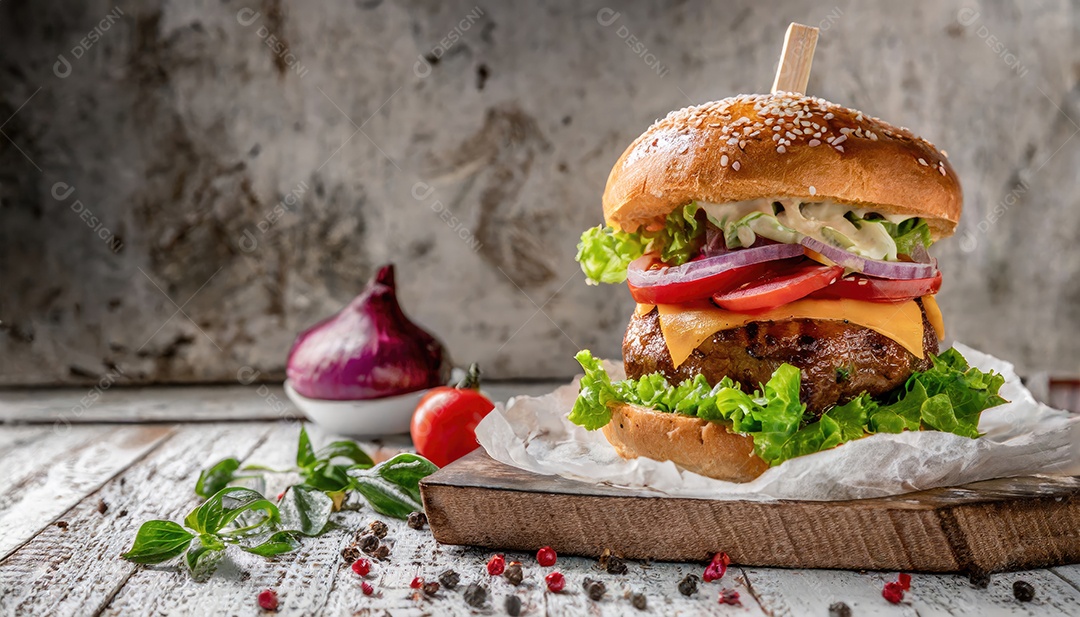 Hambúrguer suculento, artesão, rústico