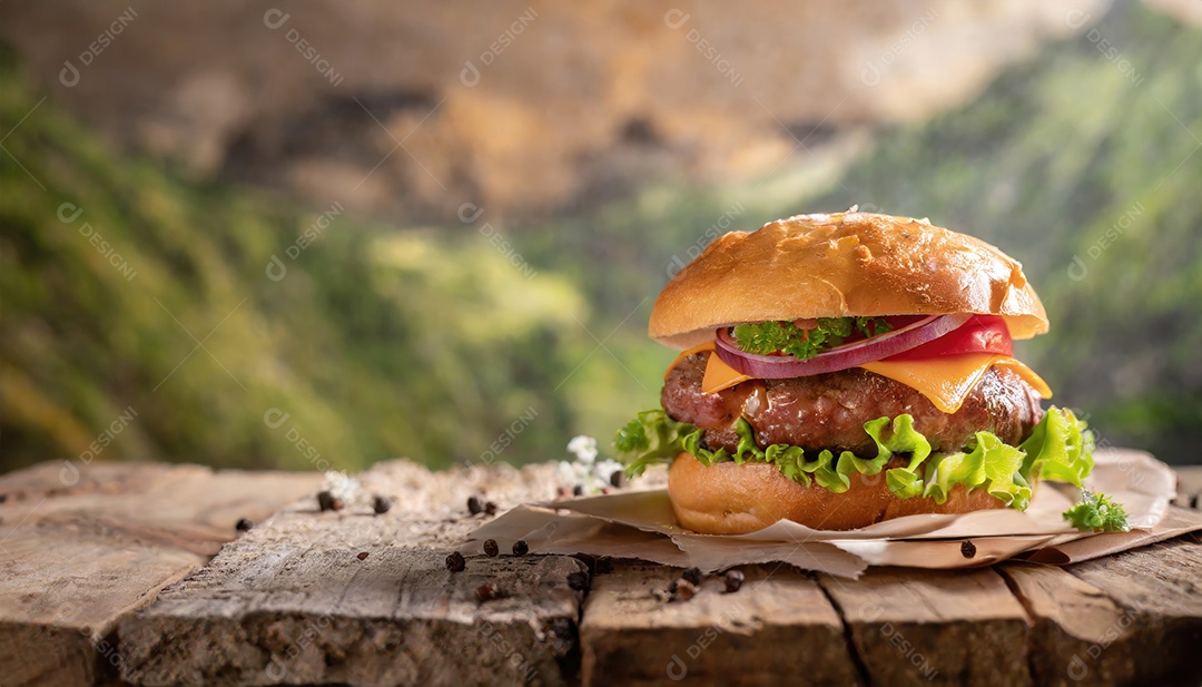 Hambúrguer suculento, artesão, rústico