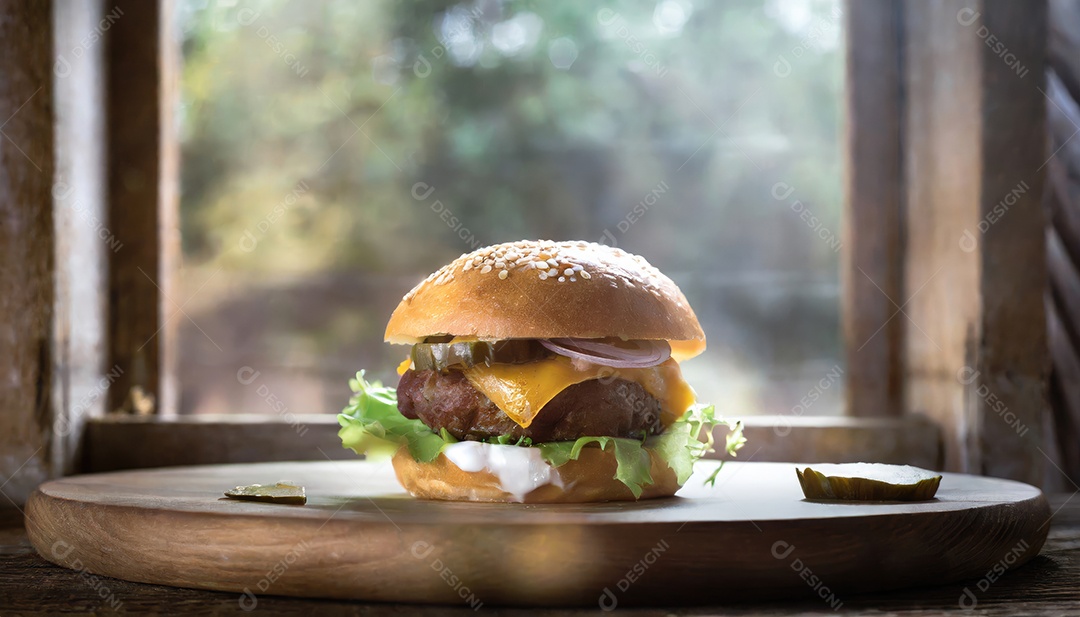 Foto do produto de um hambúrguer suculento, artesão, rústico