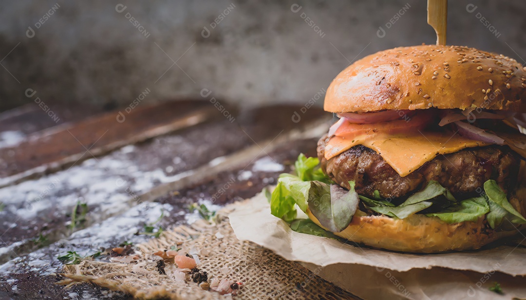 Foto do produto de um hambúrguer suculento, artesão, rústico