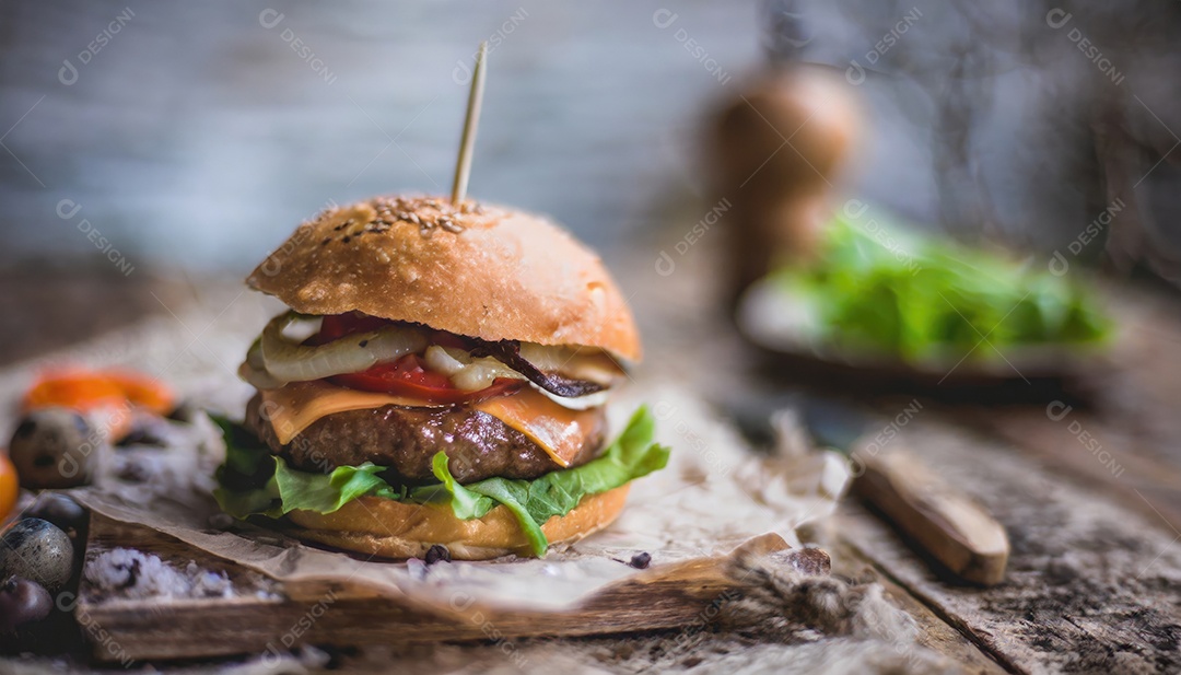 Um hambúrguer suculento, artesão, rústico