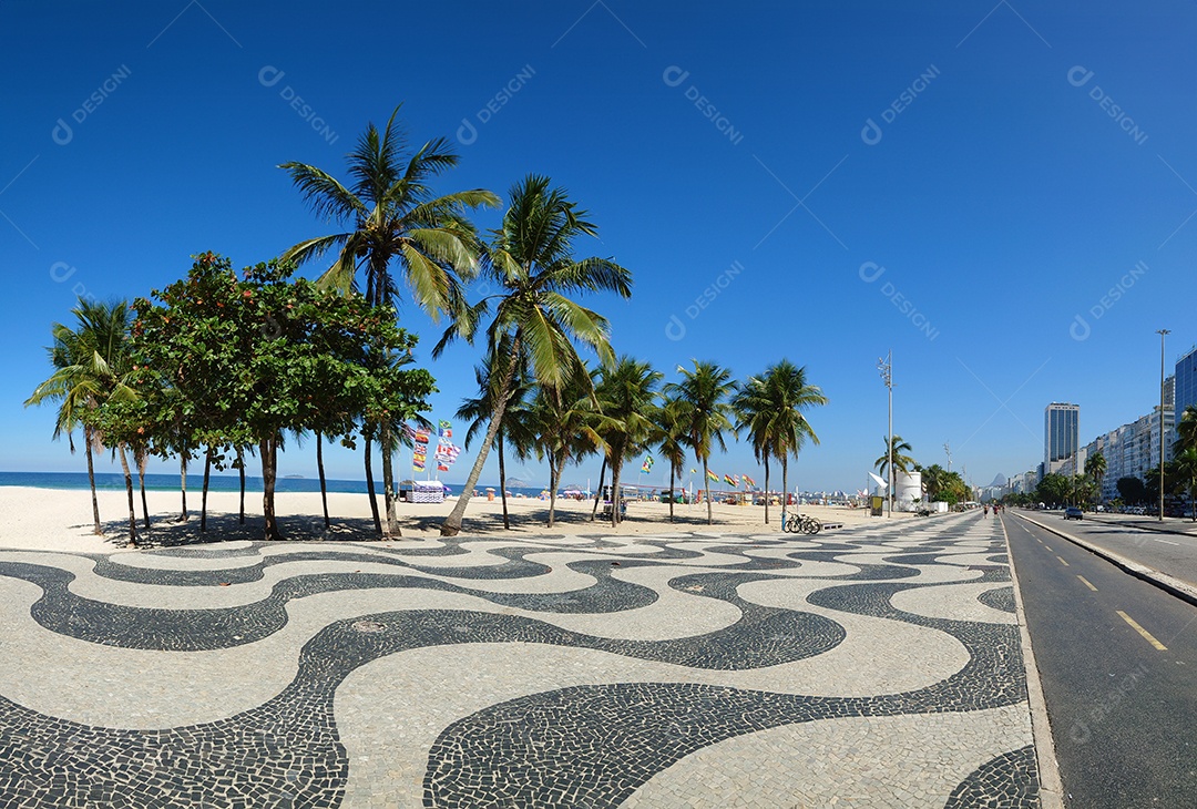 Famosa calçada com mosaico da praia de Copacabana e Leme no Rio de Janeiro Brasil.